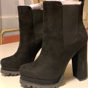I’m selling those beautiful black suede boots from MISS LOLA never used